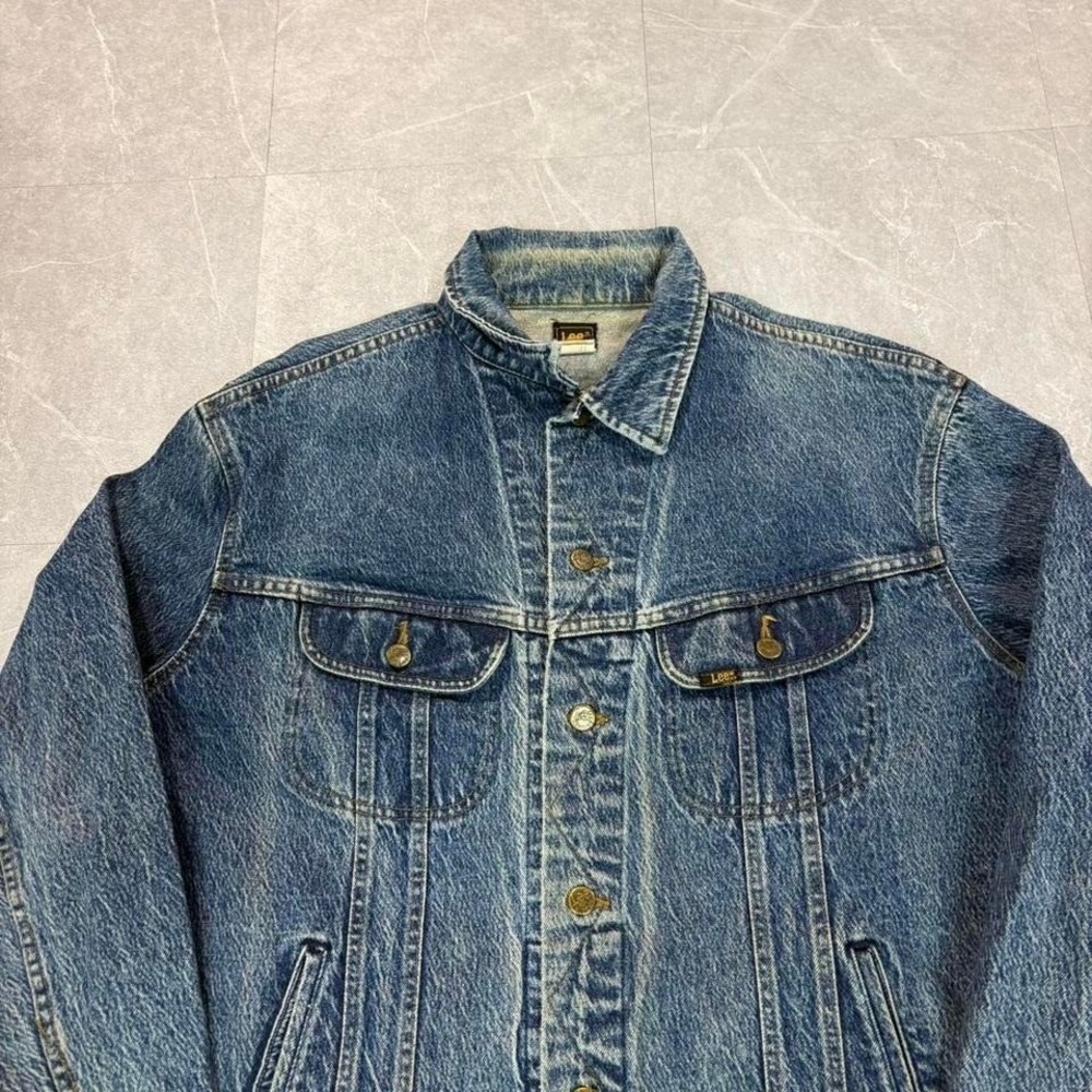 1990's Lee denim jacket with a worn look, featuring a faded design - Picture 2 of 6